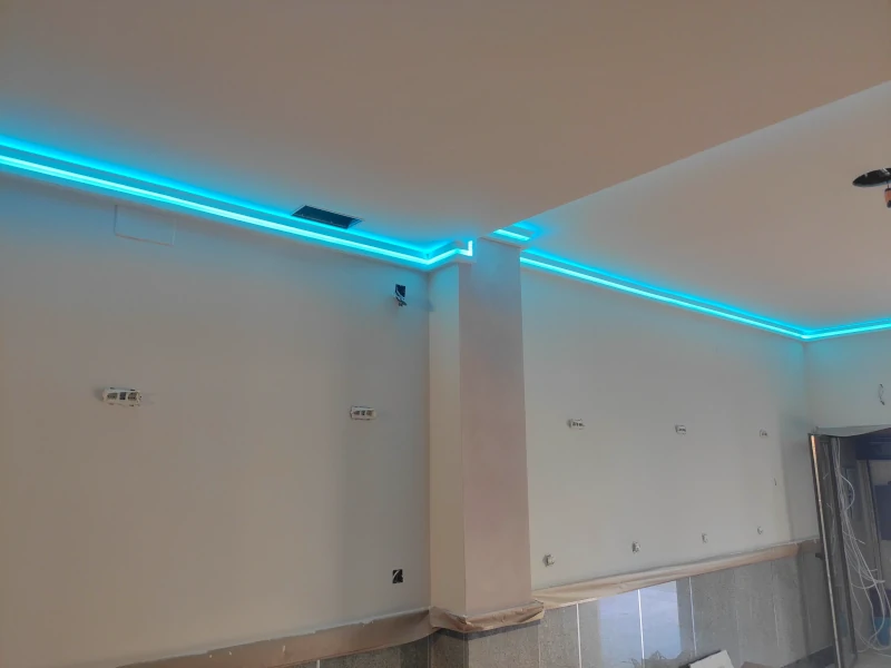 Ein Geschäftskunde hat das Lichtleiste LED Modell OL-37 in seinem Döner-Restaurant installiert.